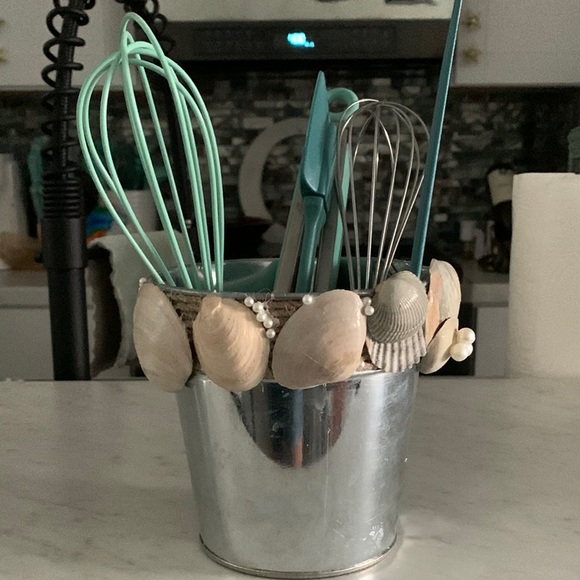 Shell decorative Ice Bin, Utensil Holder, Bathroom Hairbrush Holder and more - Picture 2 of 10